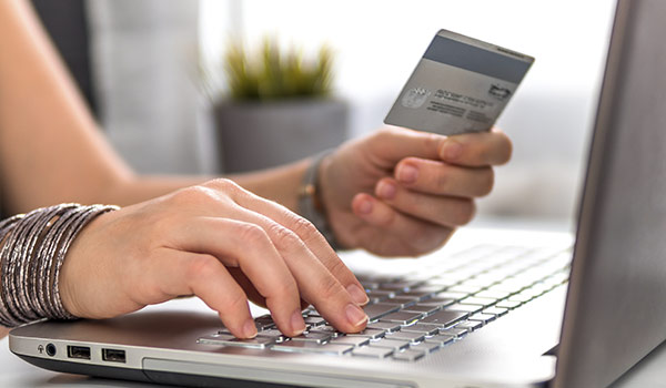 Pessoa realizando uma compra online com o cartão